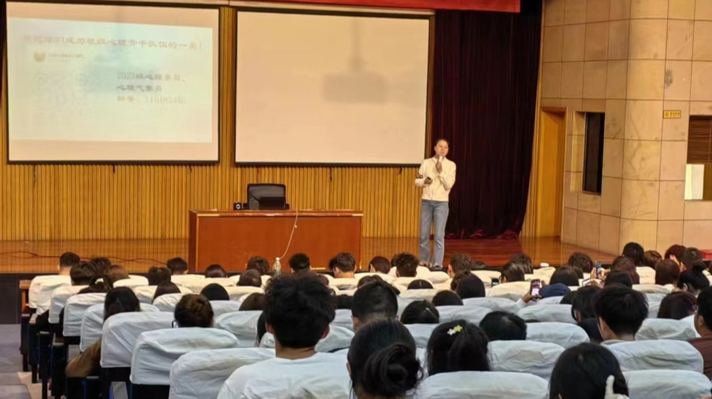 朋辈“润心”，相伴成长——成人韩漫
开展心理委员、心理气象员专项技能培训