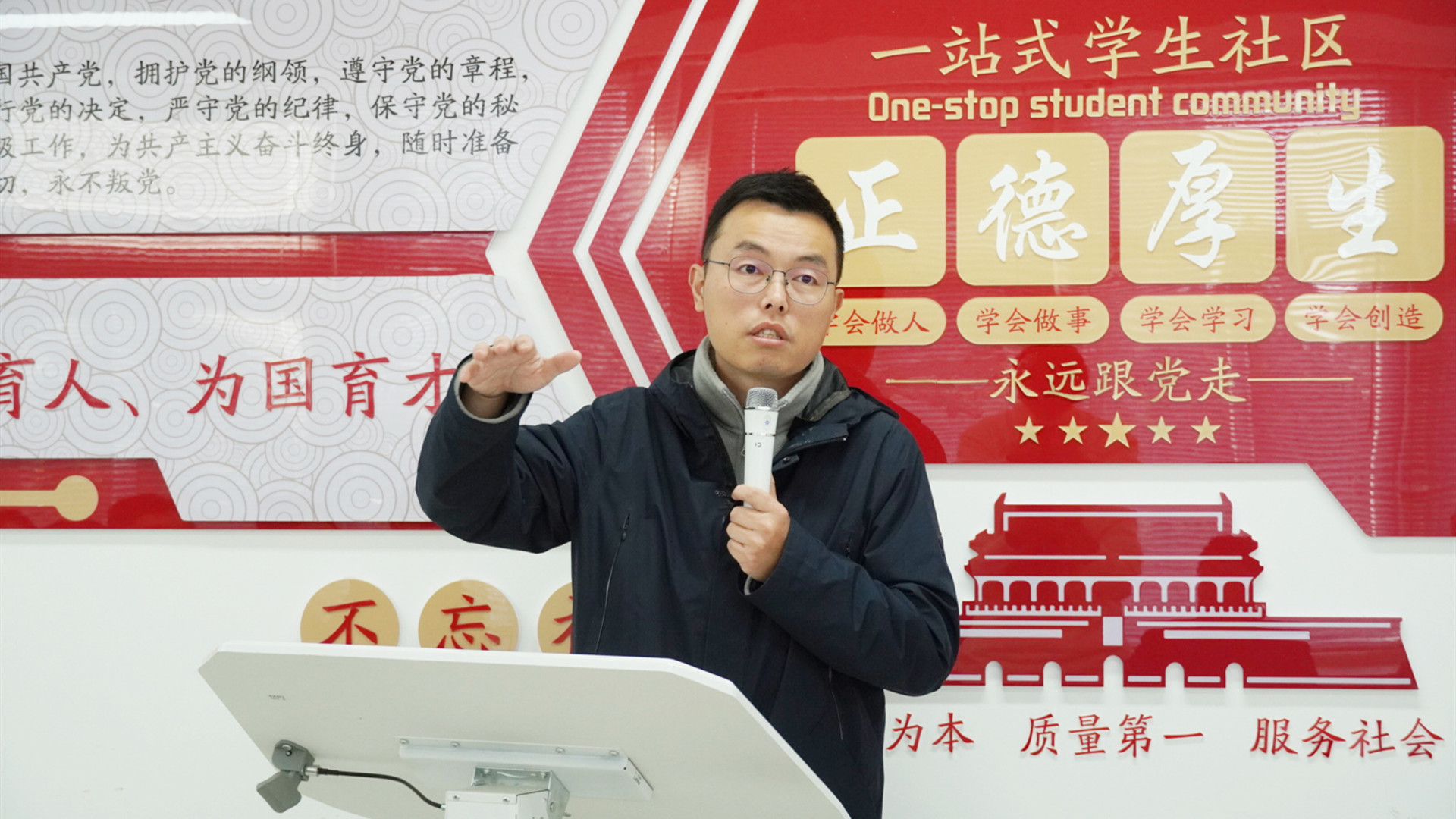 南京理工大学公共事务学院一行来成人韩漫
交流调研