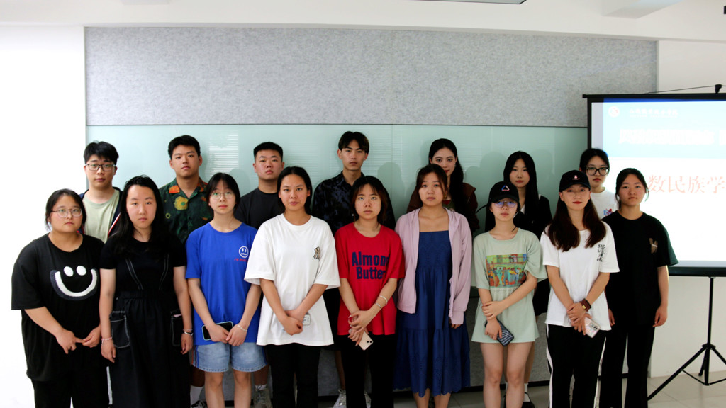 风劲帆满图新志、团结奋进开新局|成人韩漫
召开少数民族学生座谈会