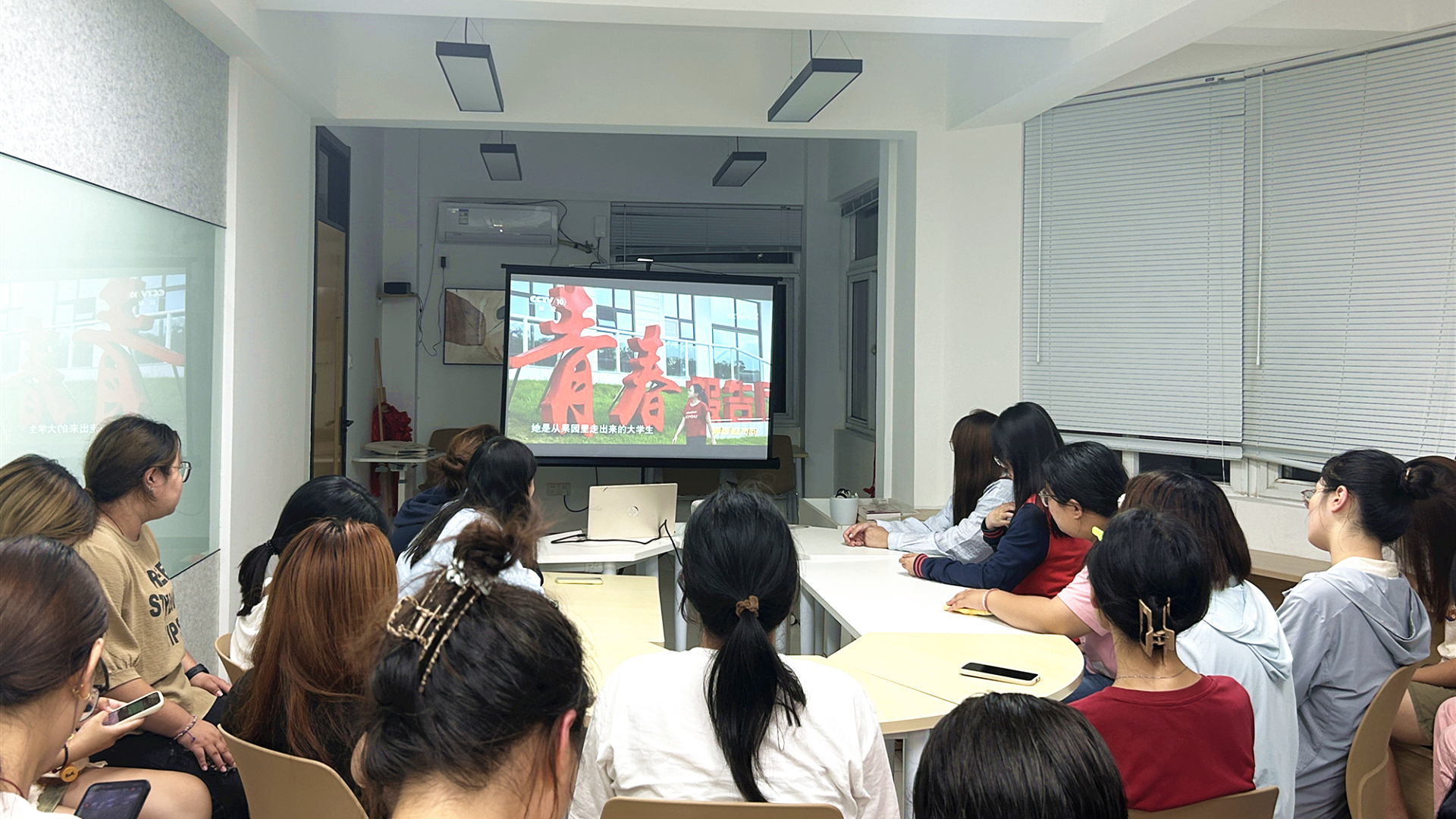 成人韩漫
组织学生观看首届全国大学生职业规划大赛风采展示直播活动